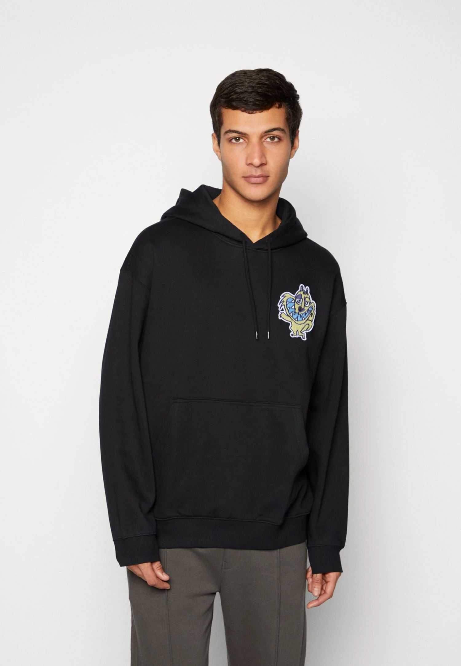 WEEKDAY Oversized Embroidered Hoodie Unisex - Jersey Con Capucha - Black 3 WEEKDAY Oversized Embroidered Hoodie Unisex - Jersey Con Capucha - Black