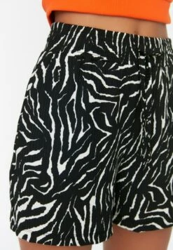 Trendyol Gewoontjes - Shorts - Black -OXMO Ventas 1ab7678d9051468db9e7d82a5ea884bd