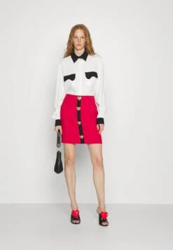 MOSCHINO Punk Buttons - Minifalda - Fantasy Print Red 9 MOSCHINO Punk Buttons - Minifalda - Fantasy Print Red -OXMO Ventas 36d8883827b34a5cb42e538301b419fe