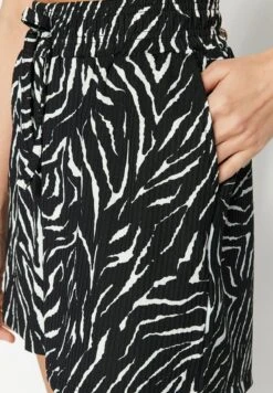 Trendyol Gewoontjes - Shorts - Black -OXMO Ventas 3988a1b20aea4f1482c347947364a1d4