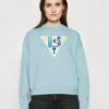 Go Gia Logo Crewneck - Sudadera - London Sky Multi -OXMO Ventas 486e4bd392614fa1b301b3e14d1ef7ab