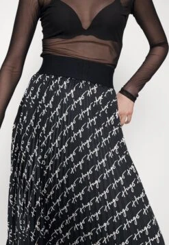 Hugo Reguna - Falda Plisada - Black/White -OXMO Ventas 50a08ae7948e45dabc4e17671e302834