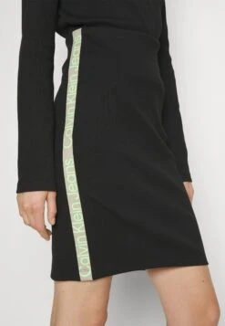 Calvin Klein Jeans Minifalda - Calvin Klein Black -OXMO Ventas 73d3237122ca4f268aea11a3525842fb