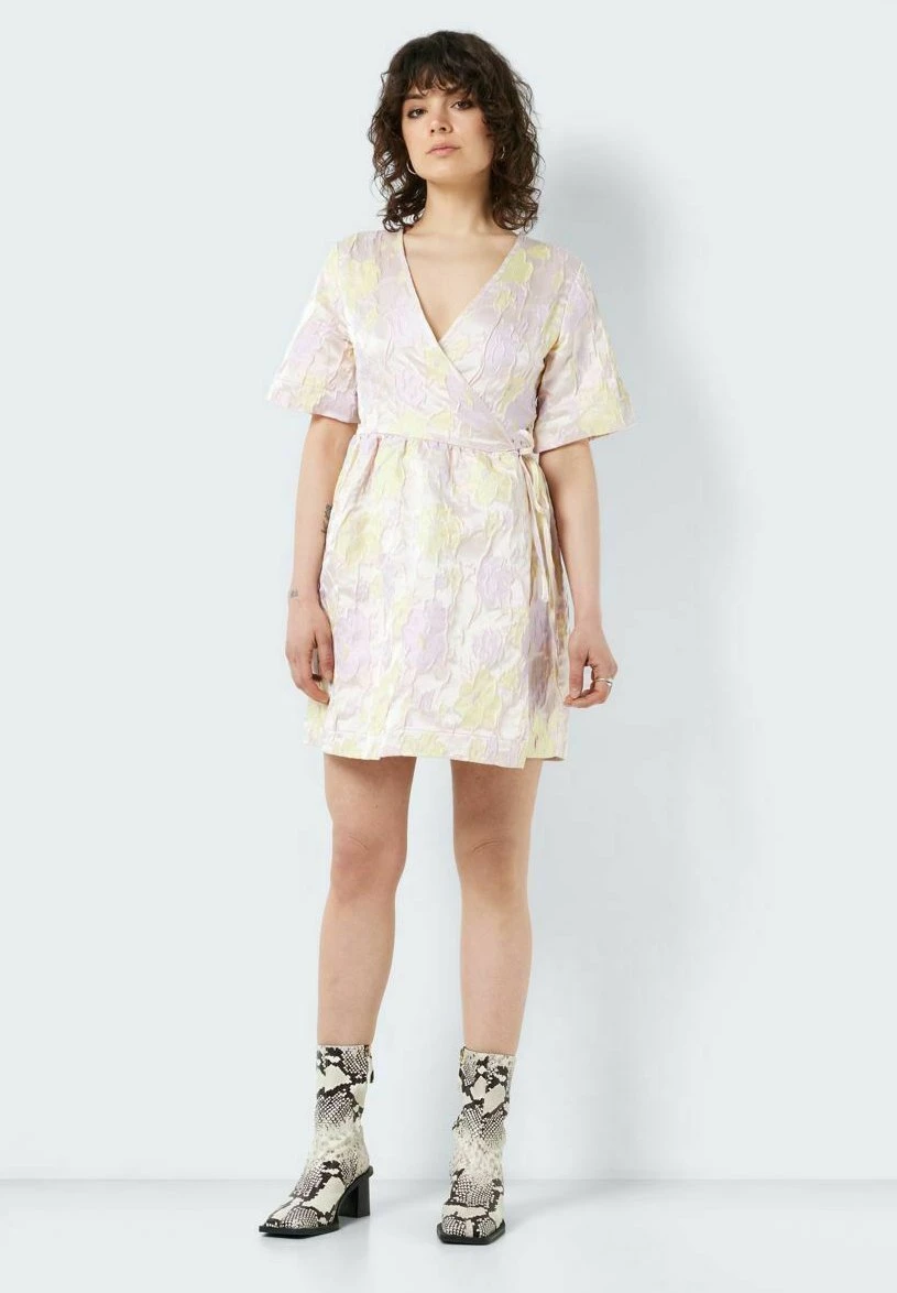 Noisy May Strukturiertes - Vestido Informal - Cherry Blossom 4 Noisy May Strukturiertes - Vestido Informal - Cherry Blossom - Imagen 2