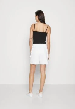 Nike Sportswear Shorts - White/Black -OXMO Ventas 8451fe23ccb640d09f7e394c0bccf70d