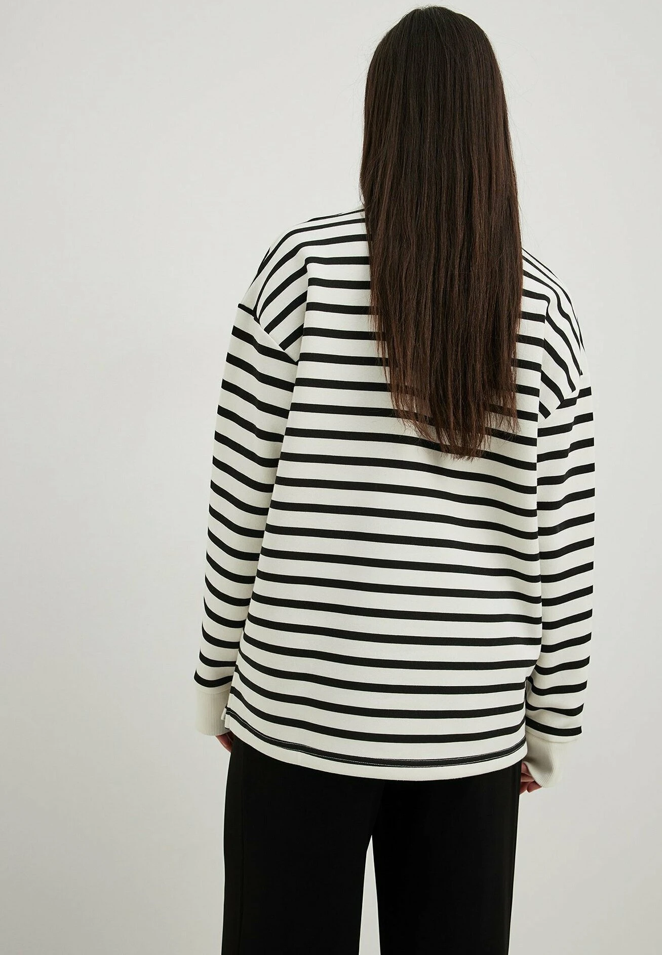 NA-KD Gestreiftes - Sudadera - White Black 4 NA-KD Gestreiftes - Sudadera - White Black - Imagen 2