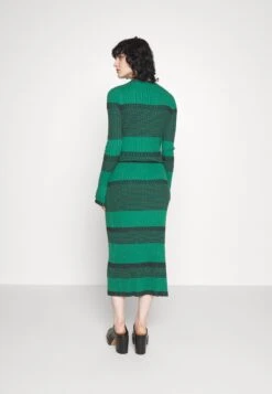 Button Font Skirt - Falda De Tubo - Green 13 Button Font Skirt - Falda De Tubo - Green -OXMO Ventas a065fcdc8d3b4b41ade1c4aacaa2d388