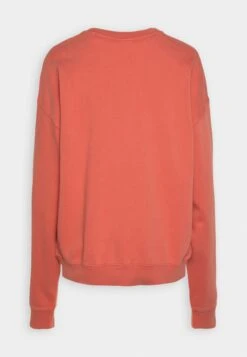 Go Baker Logo Crewneck - Sudadera - Peach Peel Multi-Coloured -OXMO Ventas abd6959c059c4ca0a6943bbb6a9ade77