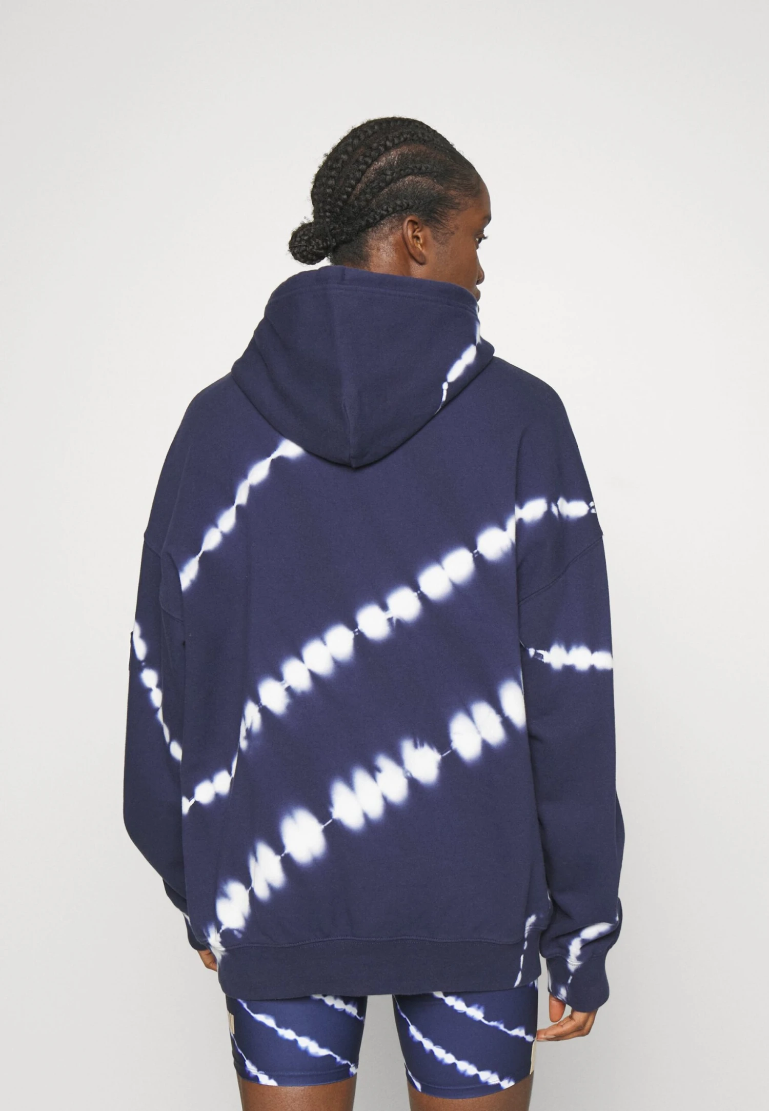 P.E NATION Odyssey Hoodie - Jersey Con Capucha - Dark Blue 5 P.E NATION Odyssey Hoodie - Jersey Con Capucha - Dark Blue - Imagen 3